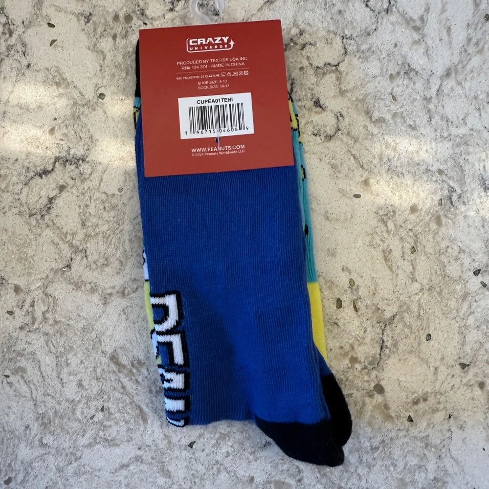 NWT A Pair‎ of Peanuts crew socks featuring Snoopy and tennis ball designs